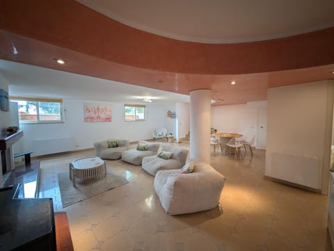 TV and multimedia, Living room, Seating area, Dining area