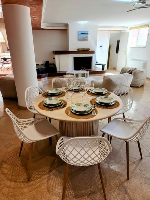 Communal lounge/ TV room, TV and multimedia, Seating area, Dining area, Evening entertainment, fireplace