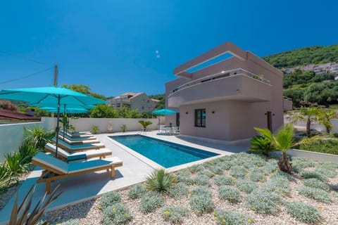 Property building, Balcony/Terrace, Swimming pool, Swimming pool, sunbed
