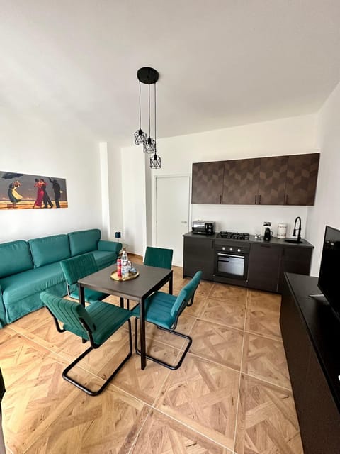 Coffee/tea facilities, Kitchen or kitchenette, Living room, Dining area