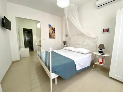 Bed, TV and multimedia, Photo of the whole room, Bedroom, air conditioner