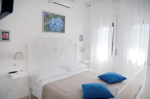 Bed, TV and multimedia, Photo of the whole room, Bedroom, air conditioner