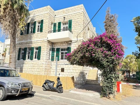 Property building, Day, Location