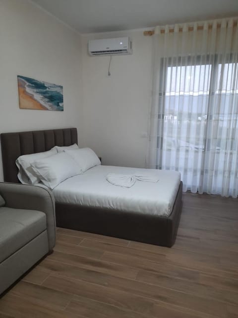 Bed, Living room