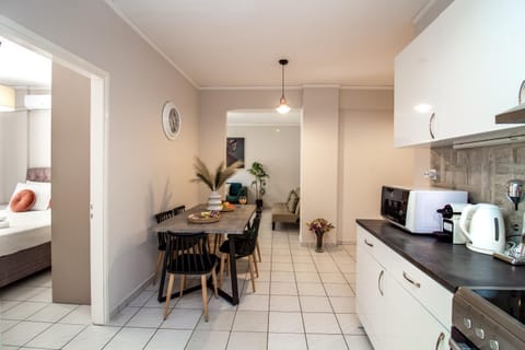 Coffee/tea facilities, Kitchen or kitchenette, Living room, Seating area, Dining area, minibar, pet friendly