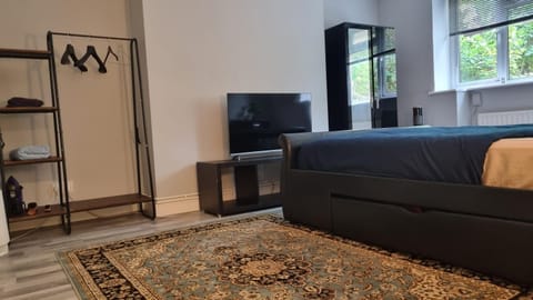 Communal lounge/ TV room, Bed, Bedroom