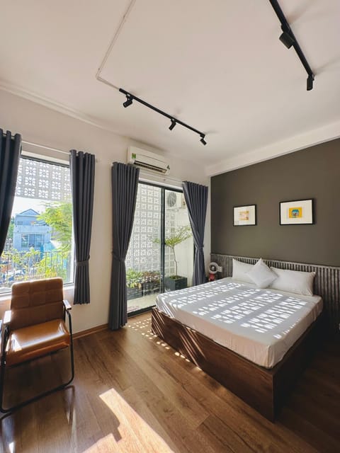 View (from property/room), Balcony/Terrace, Photo of the whole room, Seating area, Bedroom, Sunset