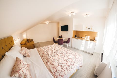 Bed, TV and multimedia, Coffee/tea facilities, Seating area, Bedroom, towels