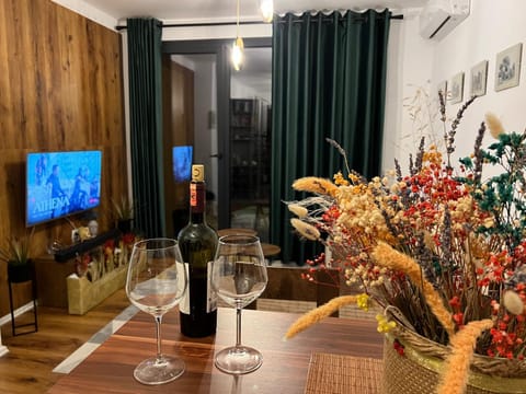 Communal lounge/ TV room, Night, TV and multimedia, Living room, Food and drinks, Seating area, Evening entertainment, Drinks, Alcoholic drinks, hair dresser, air conditioner