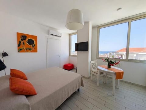 Photo of the whole room, Sea view