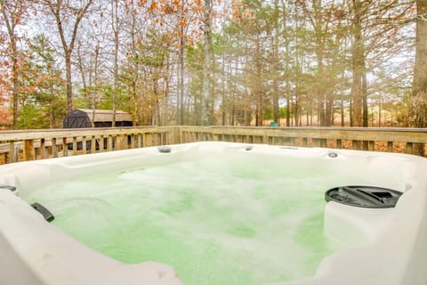 Serene Yellville Retreat with Hot Tub on 85 Acres House in Arkansas