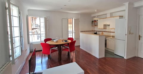 Kitchen or kitchenette, Dining area, dishwasher, internet, internet, minibar, pet friendly