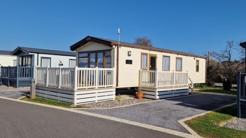 Property building, Patio, Balcony/Terrace, Seating area