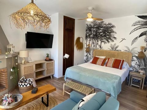 Bed, TV and multimedia, Photo of the whole room, Bedroom, fireplace