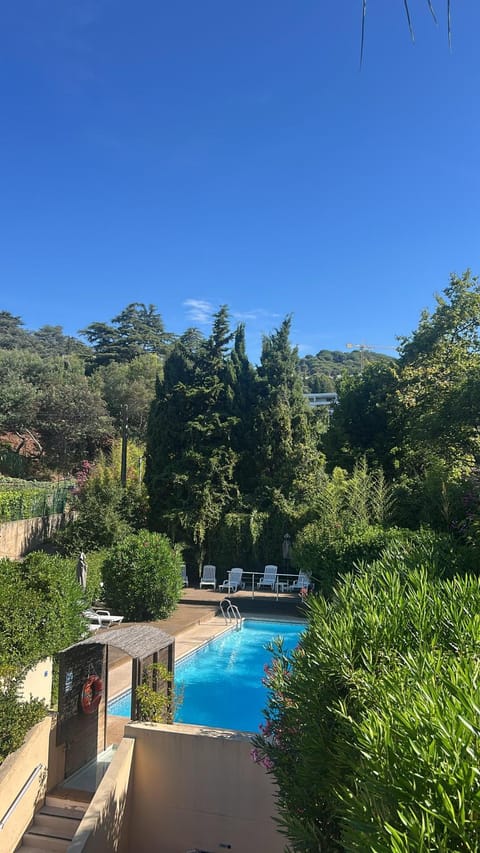 2 pièces climatisé dans résidence avec piscine Apartment in Cannes