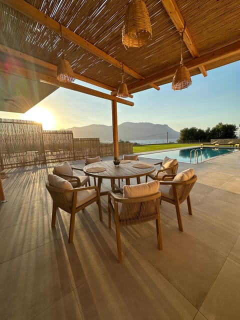 Patio, Day, Natural landscape, View (from property/room), Dining area, Mountain view, Pool view, Swimming pool, Swimming pool, sunbed