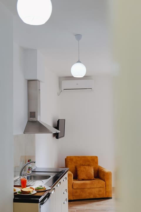 Kitchen or kitchenette, Dining area, air conditioner