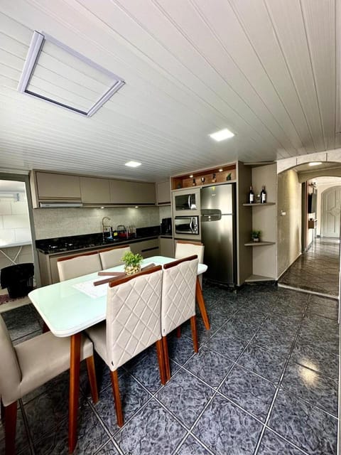 Kitchen or kitchenette, Dining area, oven, pet friendly, stove