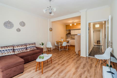 Kitchen or kitchenette, Living room, Seating area, Dining area