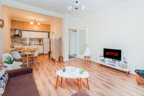 Kitchen or kitchenette, Living room, Seating area, Dining area