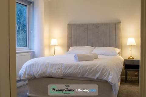 Bed, Photo of the whole room, Bedroom, Text overlay