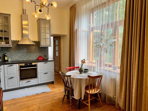 Kitchen or kitchenette, Dining area, dishwasher, pet friendly, stove