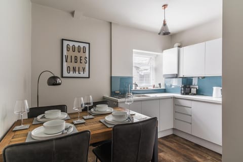 Coffee/tea facilities, Kitchen or kitchenette, Dining area, minibar