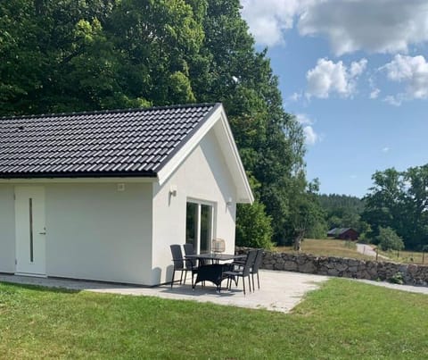 Property building, Natural landscape, Garden, Dining area, Garden view