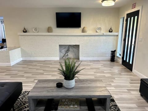 Communal lounge/ TV room, TV and multimedia, Living room, Seating area