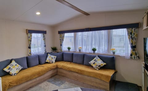 Cwtch Holiday Retreat, White Horse House in Selsey