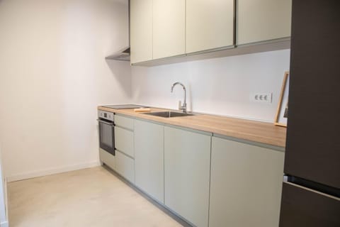 Kitchen or kitchenette, dishwasher, stove