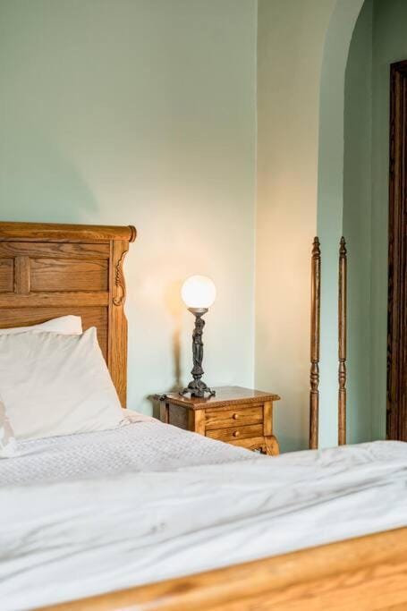 Peaceful Easy Feelings - King Sized Bed - Sleeps 2 Apartment in Madison Heights