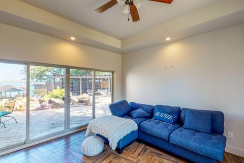 Hot Tub and Views Luxe Lake Bridgeport Retreat House in Texas