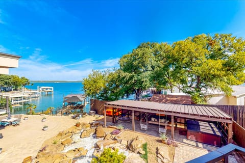 Hot Tub and Views Luxe Lake Bridgeport Retreat House in Texas