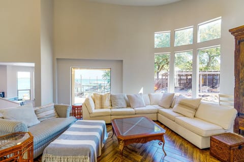 Hot Tub and Views Luxe Lake Bridgeport Retreat House in Texas