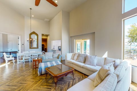 Hot Tub and Views Luxe Lake Bridgeport Retreat House in Texas