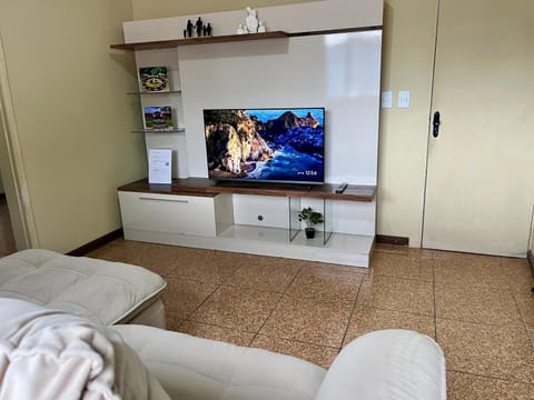 Communal lounge/ TV room, TV and multimedia, Living room, Seating area, Evening entertainment