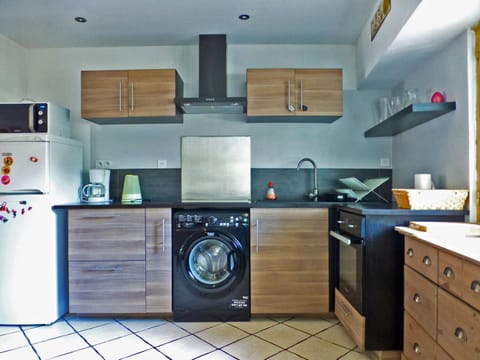 Appartement familial 5 pers - 3 pièces, terrasse & animaux admis - FR-1-512-273 Apartment in Les Allues