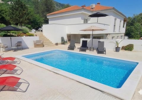 Property building, Day, Pool view, Swimming pool, sunbed