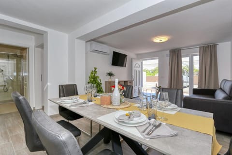 Seating area, Dining area