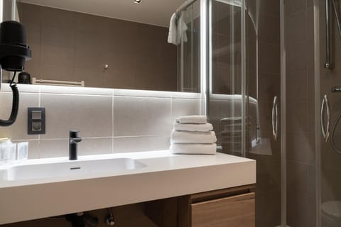 Shower, Bathroom, towels