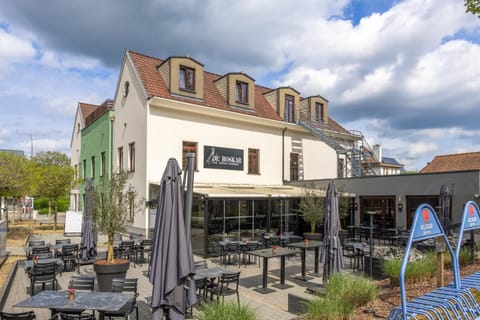 Restaurant/places to eat, Location