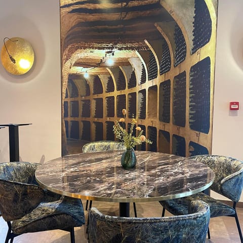 Restaurant/places to eat, Lounge or bar