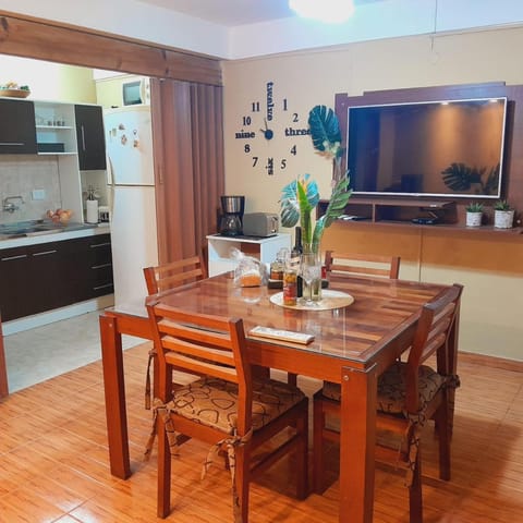 Kitchen or kitchenette, Living room, Seating area, Dining area
