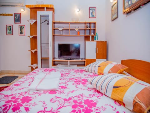 Bed, Photo of the whole room, Street view