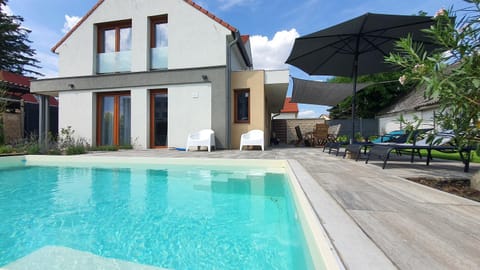 Patio, Garden, Pool view, Swimming pool, Swimming pool, sunbed