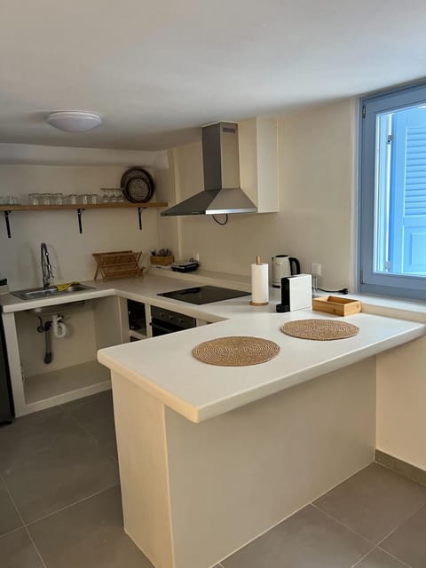 Coffee/tea facilities, Kitchen or kitchenette, stove