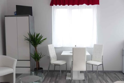 Summer, Dining area