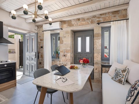 Seating area, Dining area