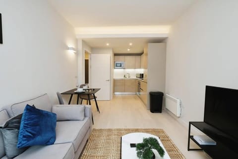 TV and multimedia, Kitchen or kitchenette, Living room, Seating area, Dining area
